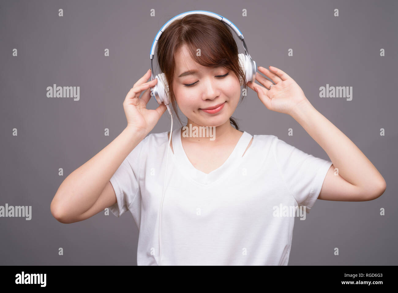 Woman headphones eyes closed hi-res stock photography and images - Alamy
