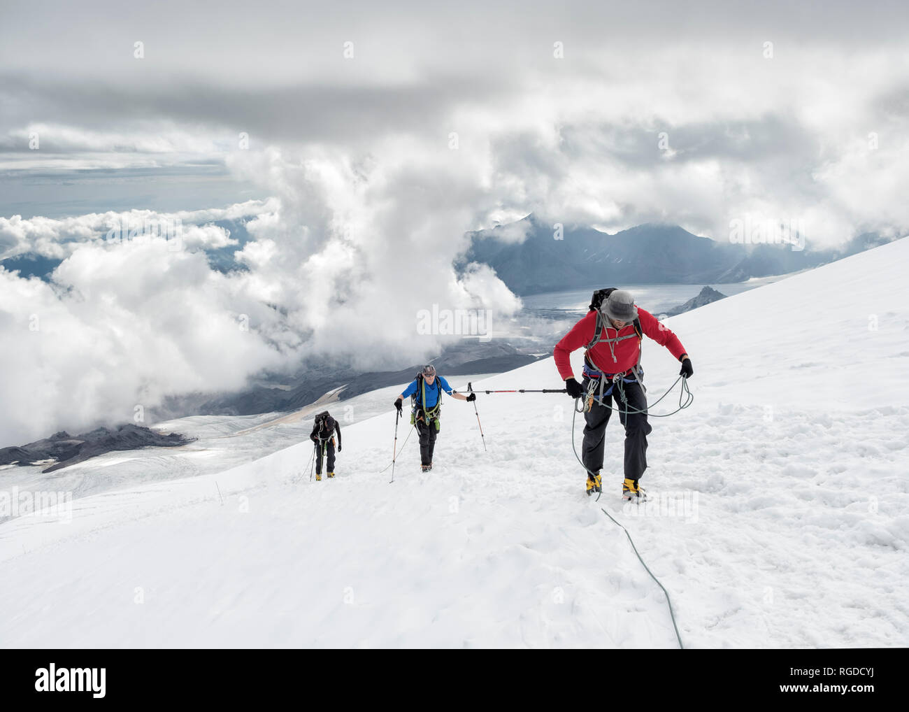 Russia, Upper Baksan Valley, Caucasus, Mountaineers ascending Mount Elbrus Stock Photo