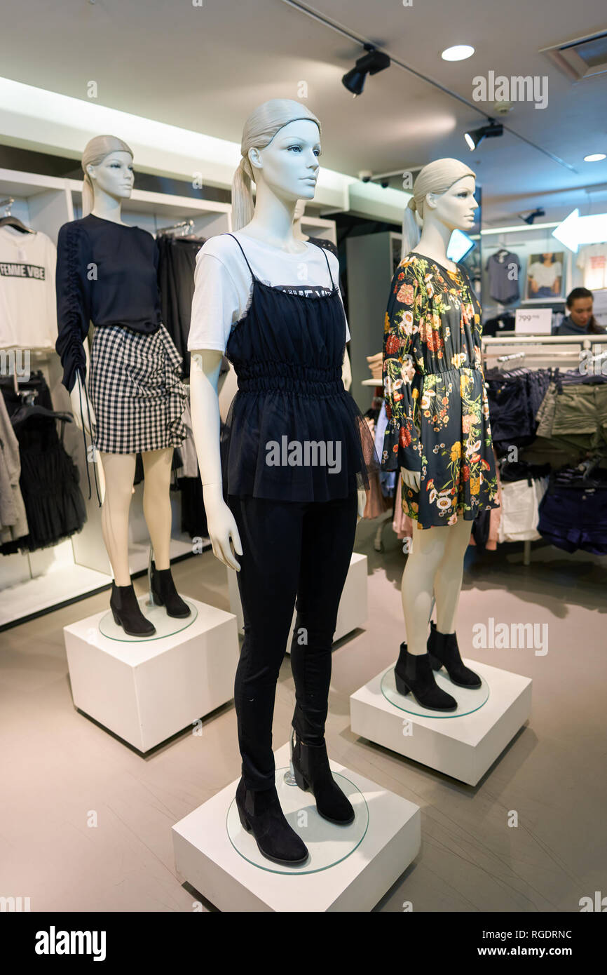 H m shopping hi-res stock photography and images - Page 12 - Alamy