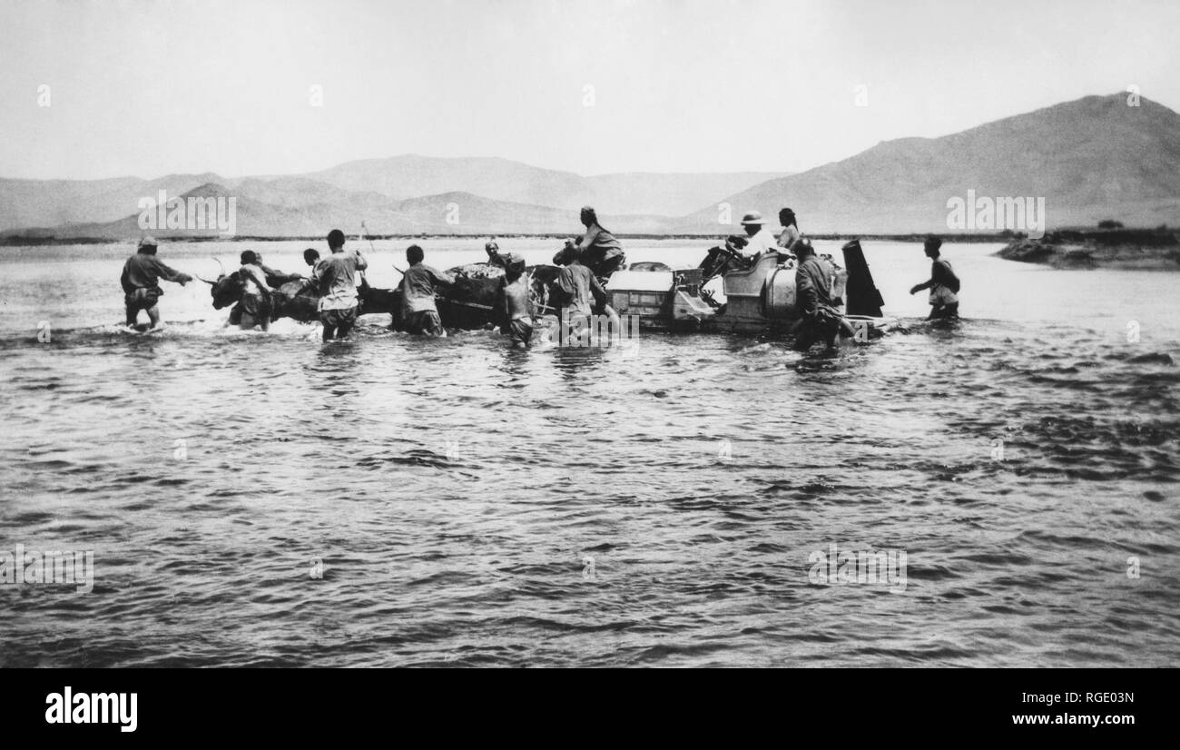 Mongolia, Beijing-Paris raid, Italy during the crossing of the river iro, 1907 Stock Photo