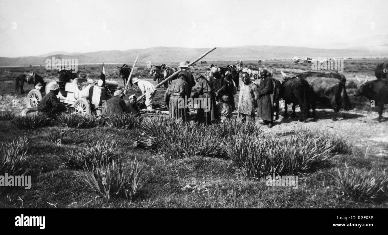 northern mongolia, raid beijing-paris, italy sinks in the mud between urga and kiakhta, 1907 Stock Photo