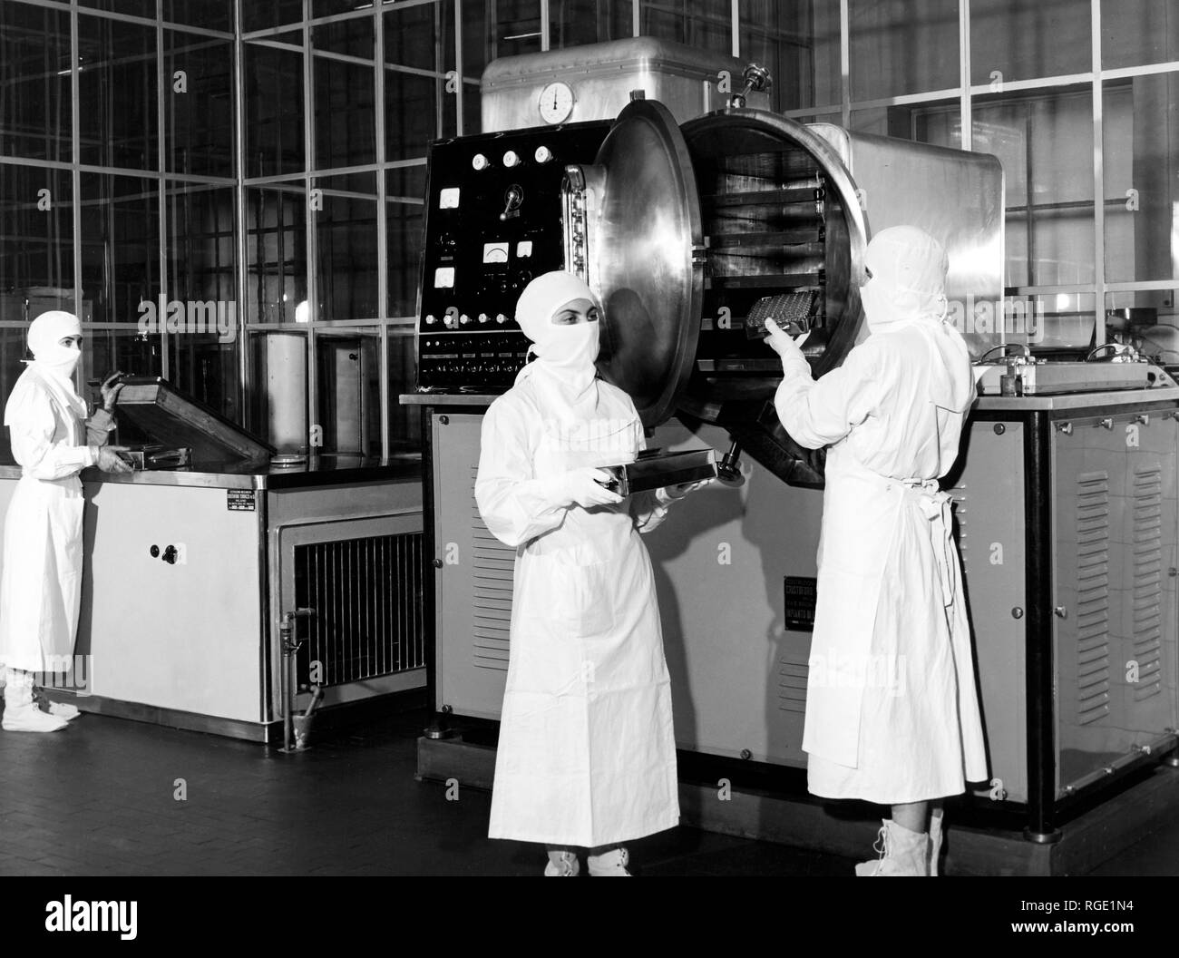 lyophilizing department, carlo erba, italy 1956 Stock Photo