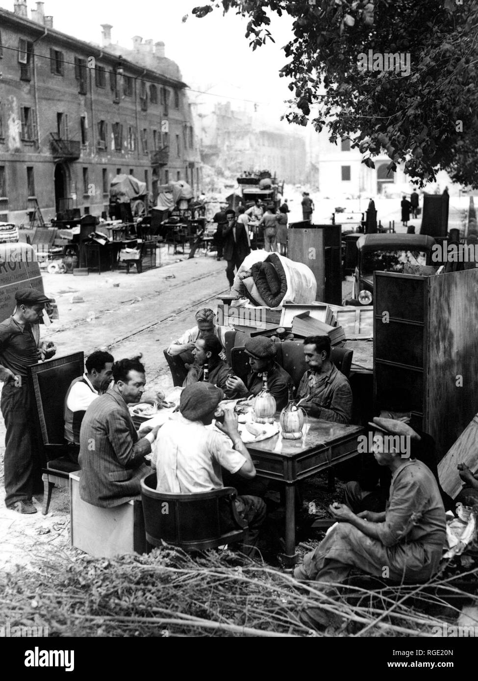workers, moves, piazza sant'ambrogio, milan, lombardy, italy 1943 Stock Photo