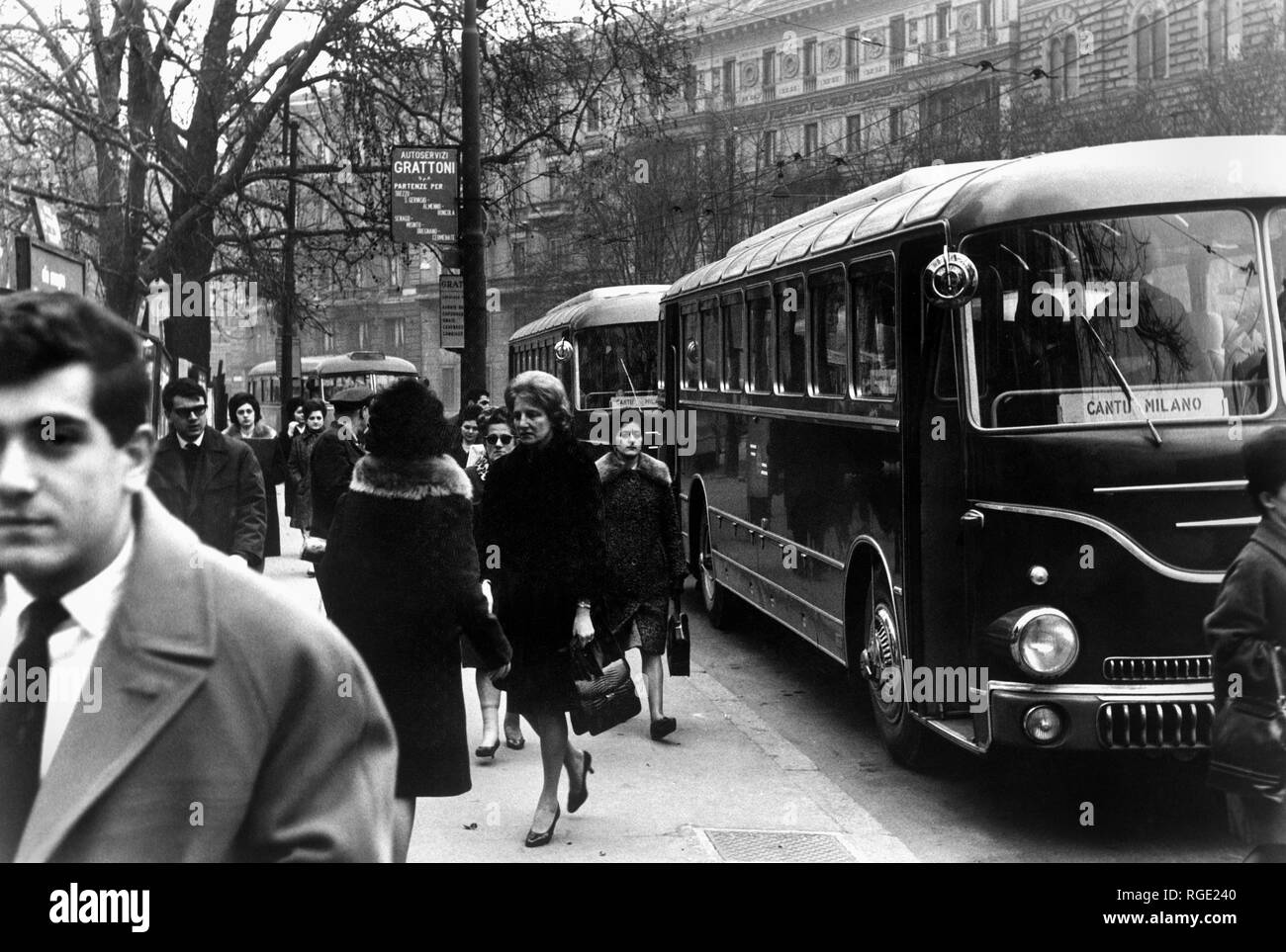 milan, commuters at the bus stop in piazza castello, 1963 Stock Photo