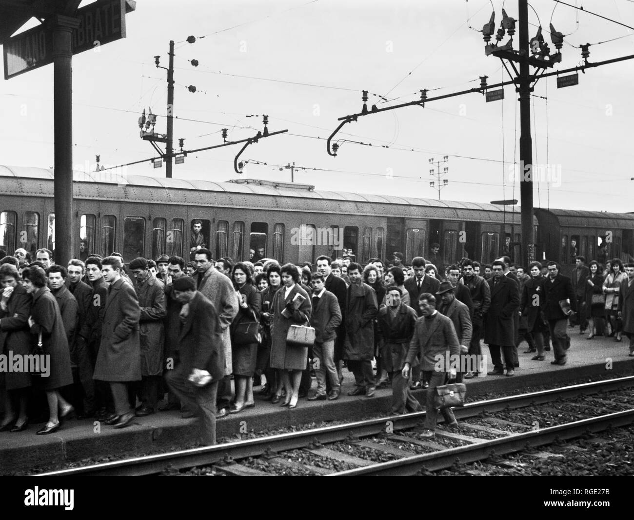 Italy, Lombardy, Milan, workers, commuters at the lambrate train station, 1962 Stock Photo