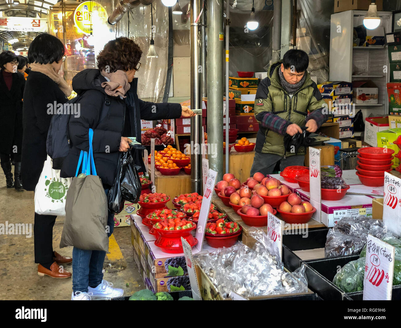 Seoul, South Korea. 29th Jan, 2019. Local residents select fruits for the coming lunar New Year at Yeongcheon Traditional Market in Seoul, South Korea, Jan. 29, 2019. Known as Seollal, the lunar New Year is the first day of the Korean lunar calendar. This year's Seollal falls on Feb. 5. South Koreans will have three-day holidays from Feb. 4, the New Year's eve. Credit: Wang Jingqiang/Xinhua/Alamy Live News Stock Photo