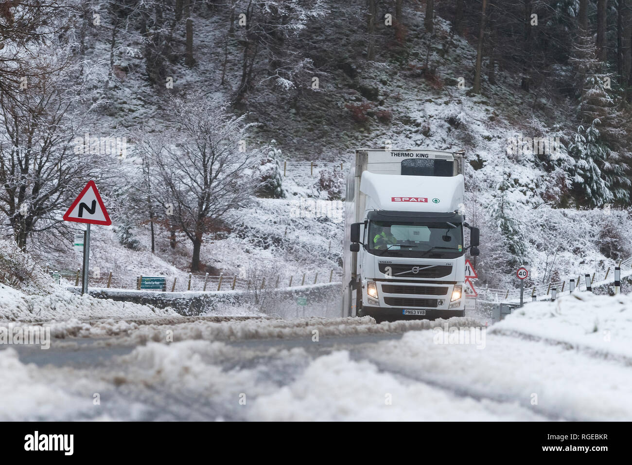 Thirlmere, Keswick, Cumbria. 29th Jan 2019. UK Weather: A HGV lorry battles the bad road conditions on the A591 between Keswick and Ambleside, during snowy conditions at Thirlmere, Keswick, Cumbria, UK. 29th January 2019. Photograph by Richard Holmes. Credit: Richard Holmes/Alamy Live News Stock Photo
