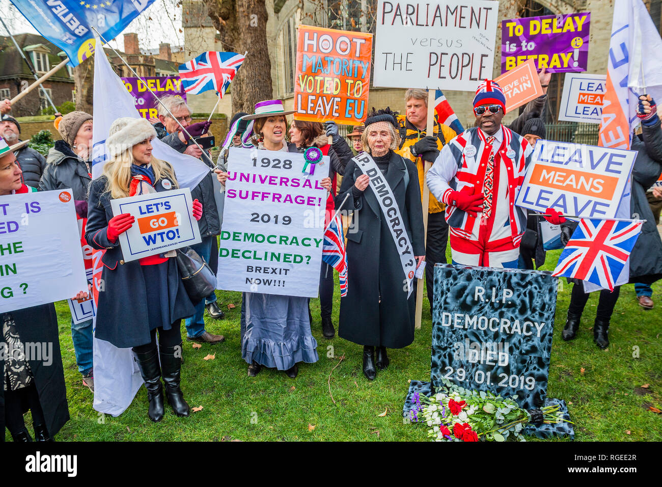 London, UK. 29th Jan 2019.  Leave means leave and SODEM, pro EU, protestors continue to make their points, side by side, outside Parliament as the next vote on Theresa May's plan is due this evening. Credit: Guy Bell/Alamy Live News Stock Photo