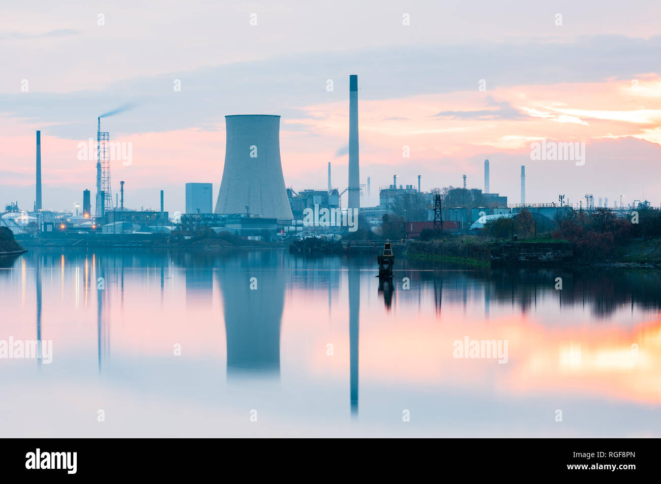 Early morning view of Stanley Oil Refinery (Essar Energy) by the Manchester Ship Canal taken from Ellesmere Port Stock Photo
