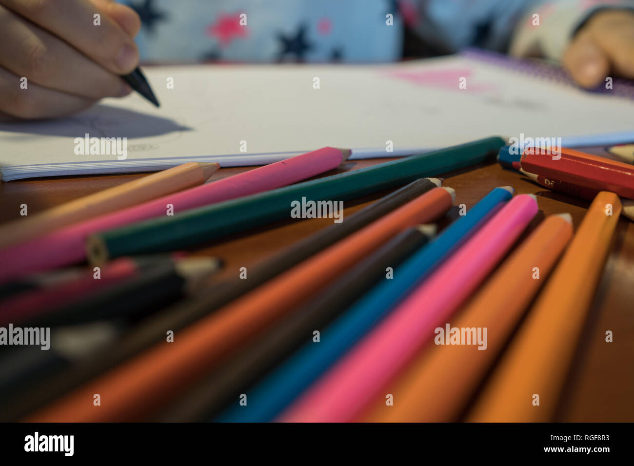 https://c8.alamy.com/comp/RGF8R3/colored-pencils-and-markers-scattered-on-the-table-RGF8R3.jpg