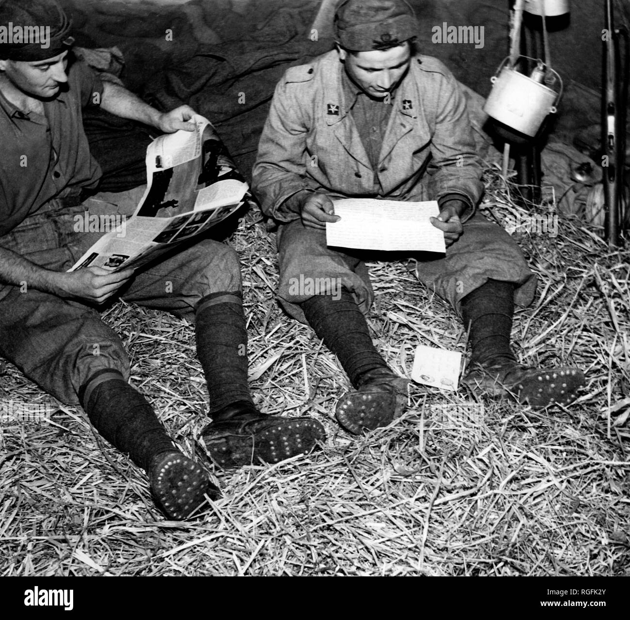 second world war, soldiers reading the military mails, 1943 Stock Photo