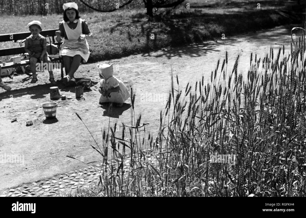 children playing at the urban garden changed in military garden, italy 1942 Stock Photo