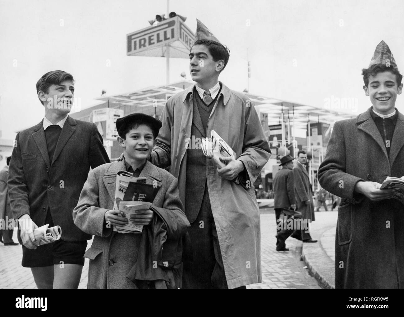 italy, lombardy, milan, visitors looking for advertising leaflets at the XXIX edition of the trade fair, 1951 Stock Photo