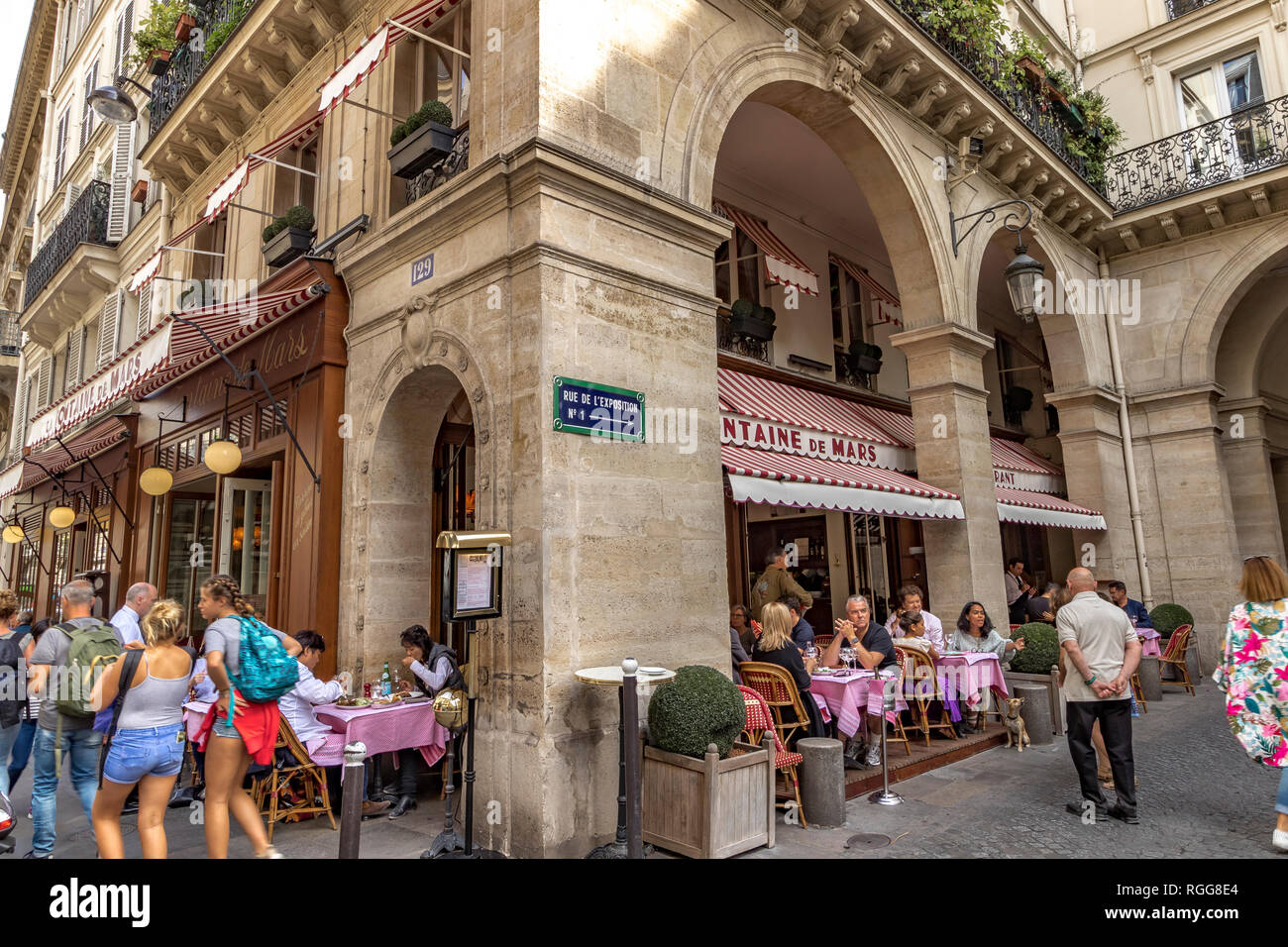 People sitting outdoors at  tables eating lunch at La Fontaine de Mars, a French restaurant on Rue Saint-Dominique , on a Summers's day in Paris Stock Photo