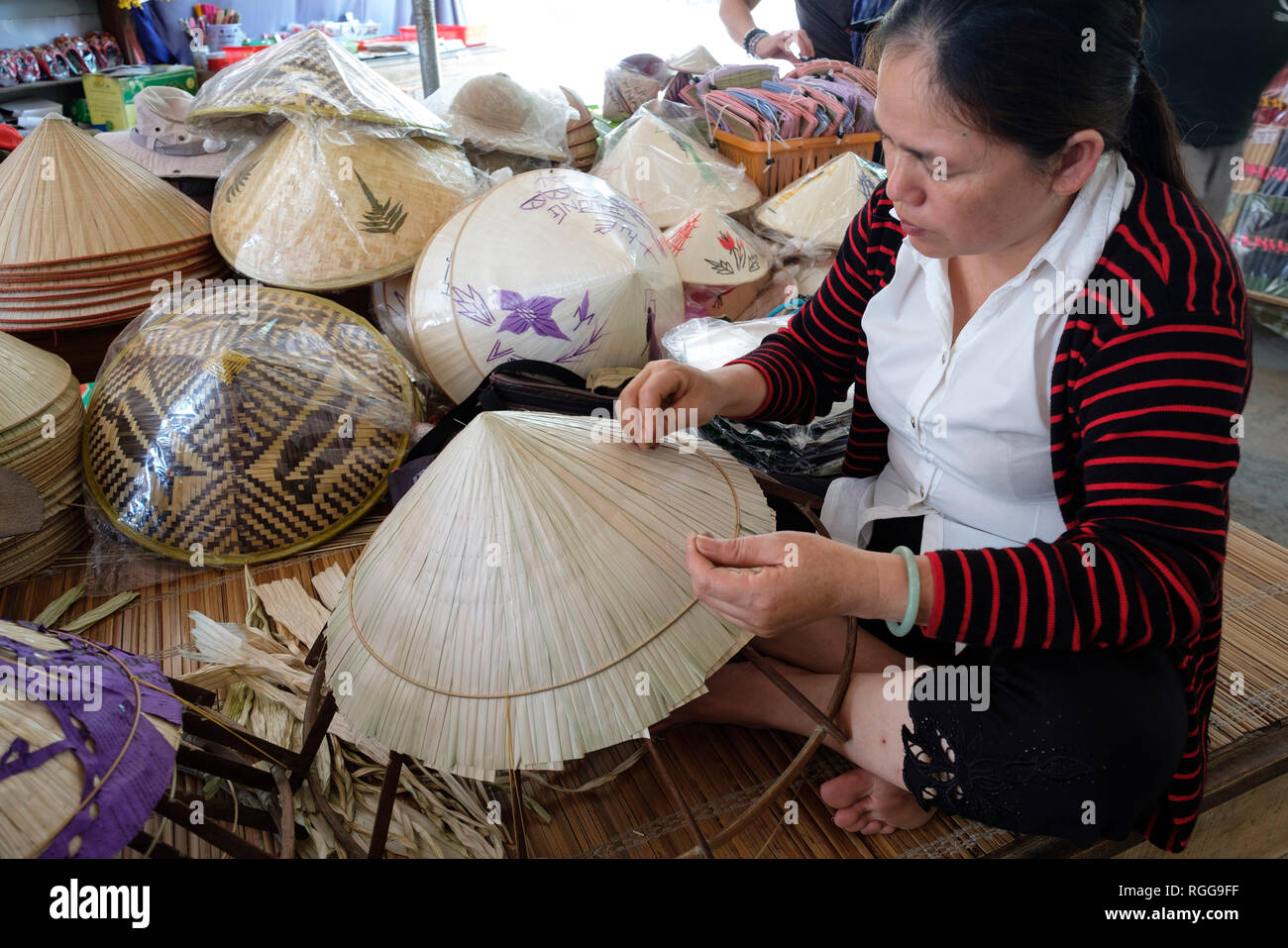 Artisan making a traditional vietnamese non la conical hat Stock Photo