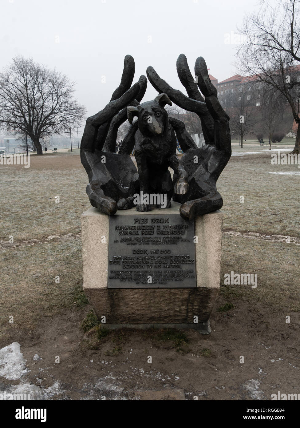 Bronze statue of Dzok, a dog who waited for a year on a roundabout for