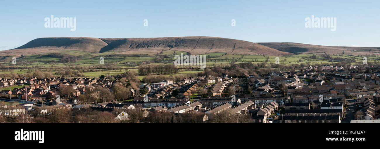 Around the UK - Pendle Hill viewed from Clitheroe Castle - panorama ...