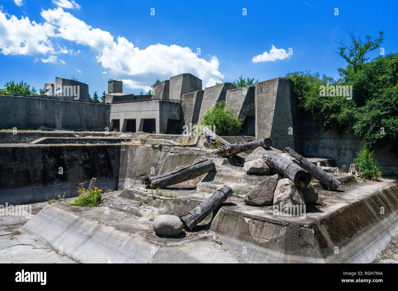 Abandoned zoo buidings Stock Photo Alamy