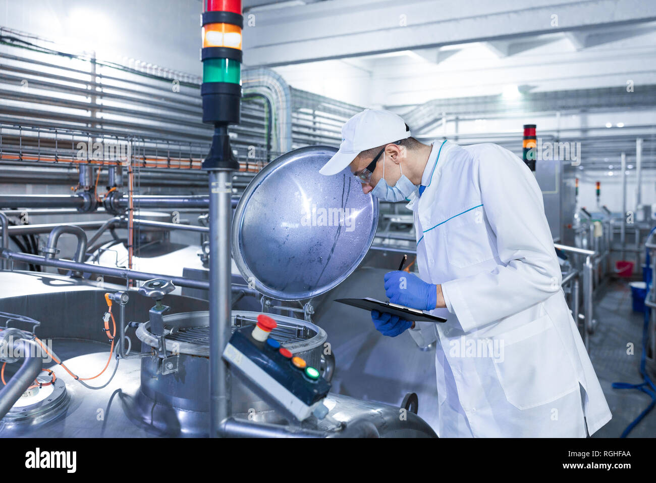 Дезинфекция в промышленности. Лабораторные исследования молока. Контроль на молочных предприятиях. Молоко лабораторный исследования. Мойка и дезинфекция оборудования на пищевом производстве.