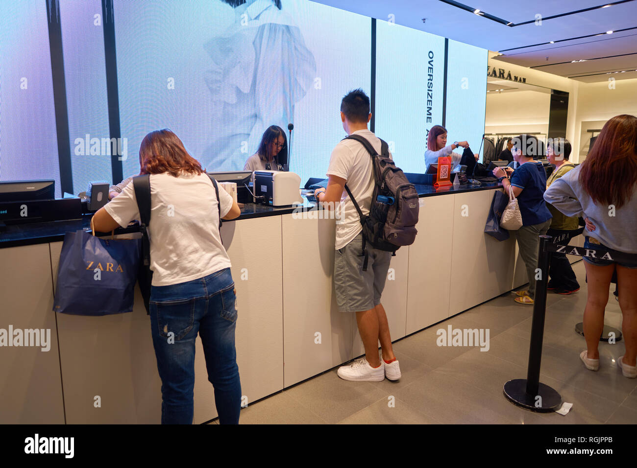Hong kong shopping mall service hi-res stock photography and images - Alamy
