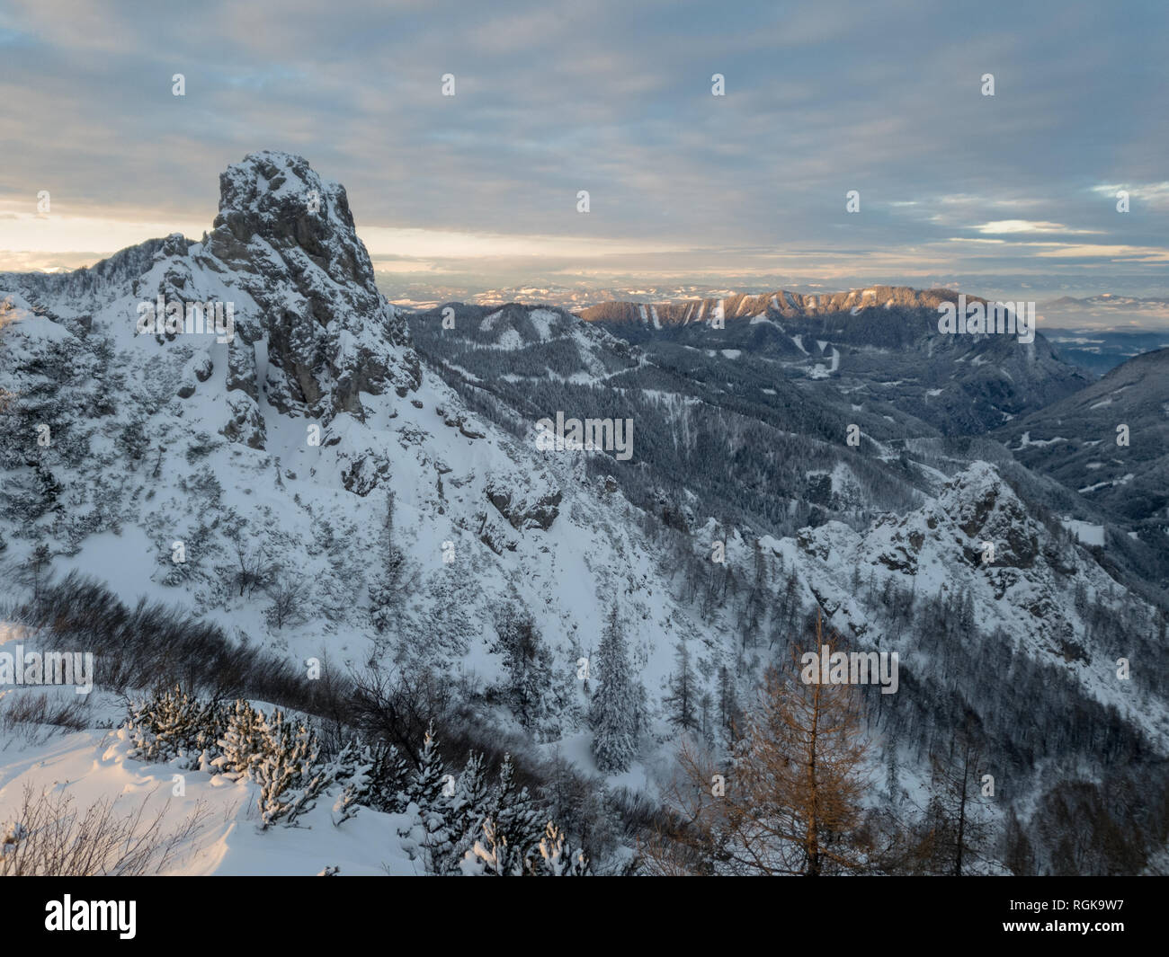 Spectacular alpine setting hi-res stock photography and images - Alamy
