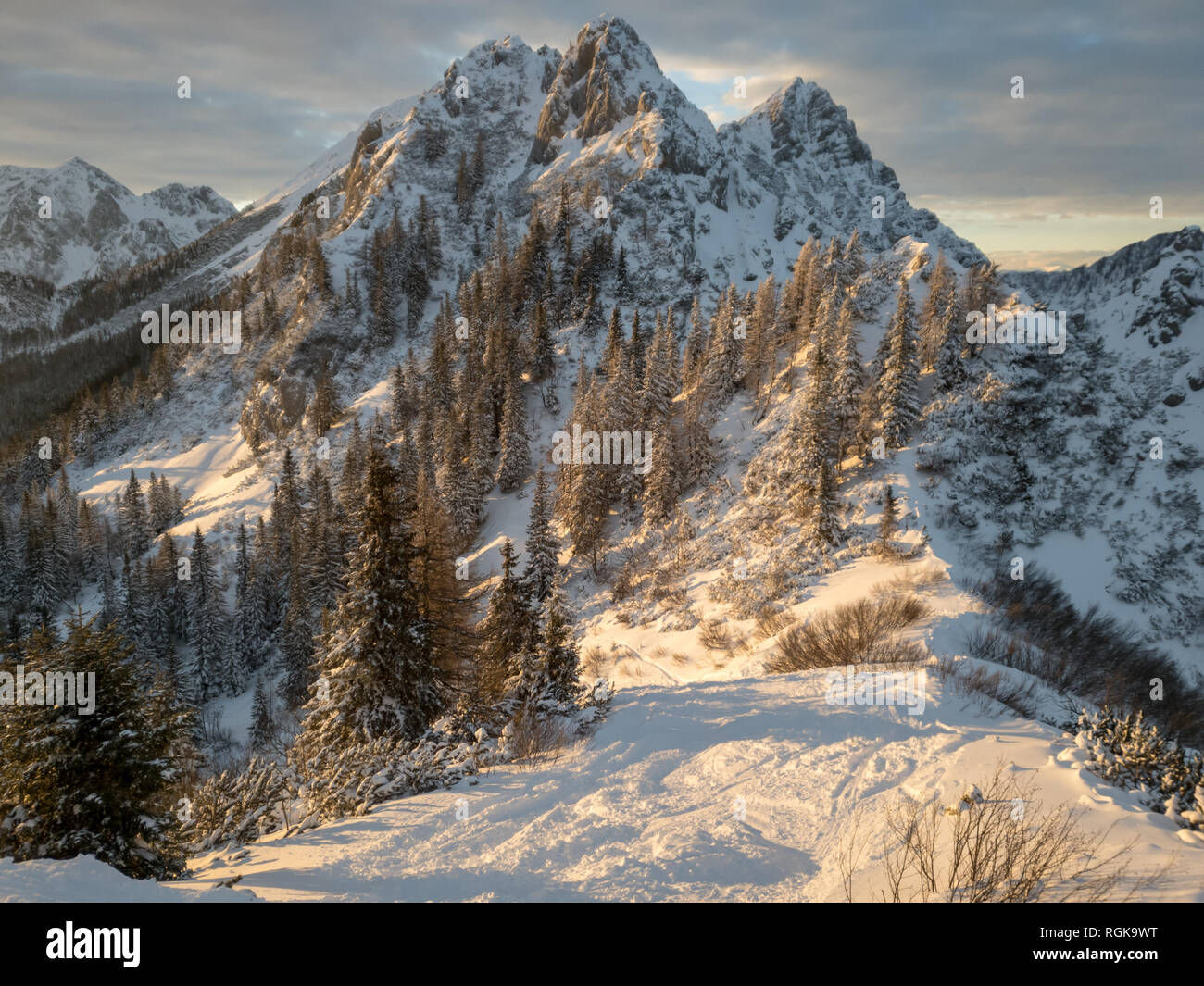 Spectacular alpine setting hi-res stock photography and images - Alamy