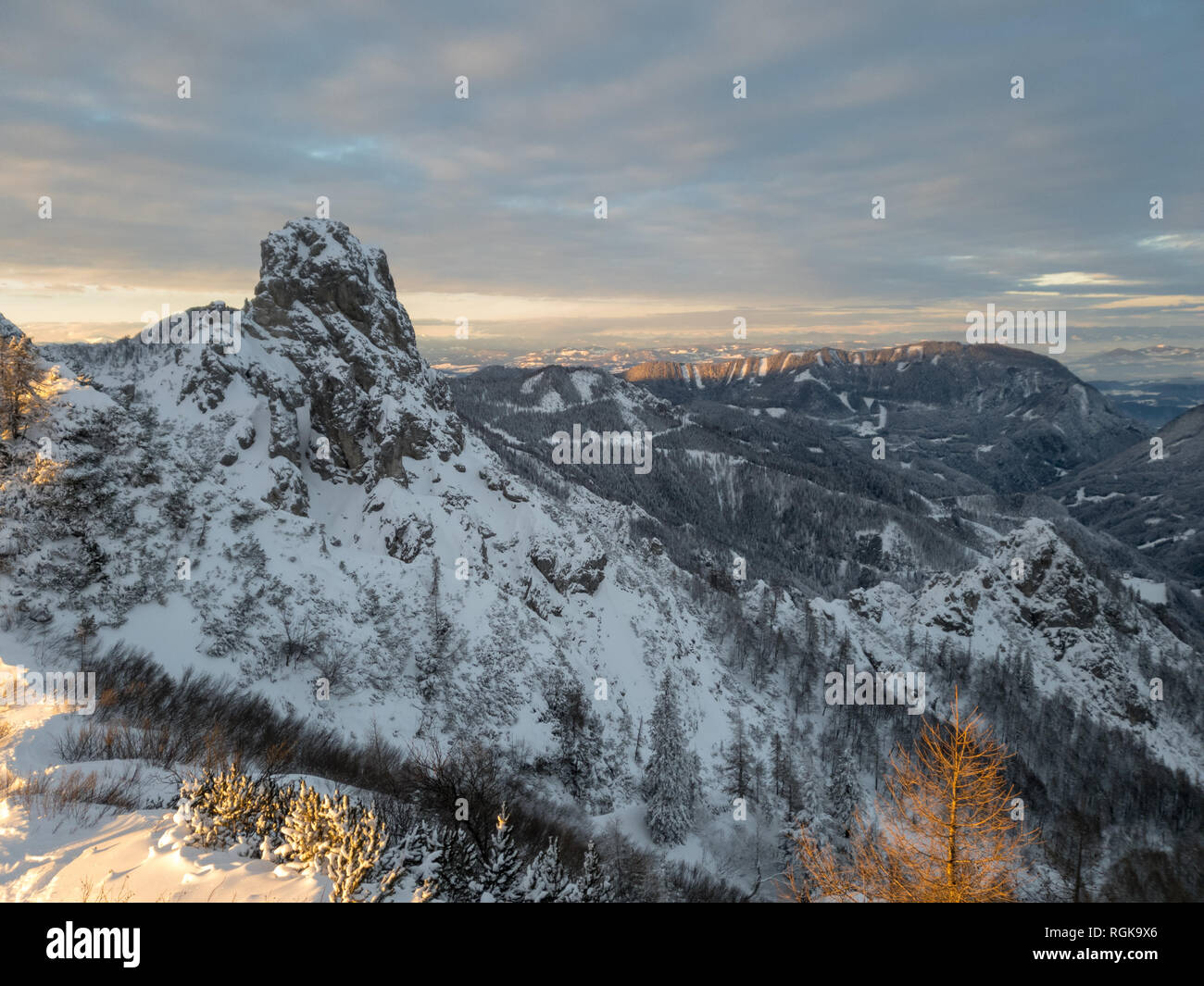 Spectacular alpine setting hi-res stock photography and images - Alamy