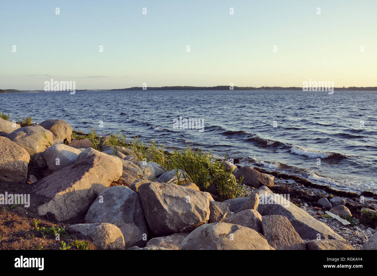 Big rocks wavy sea hi-res stock photography and images - Alamy