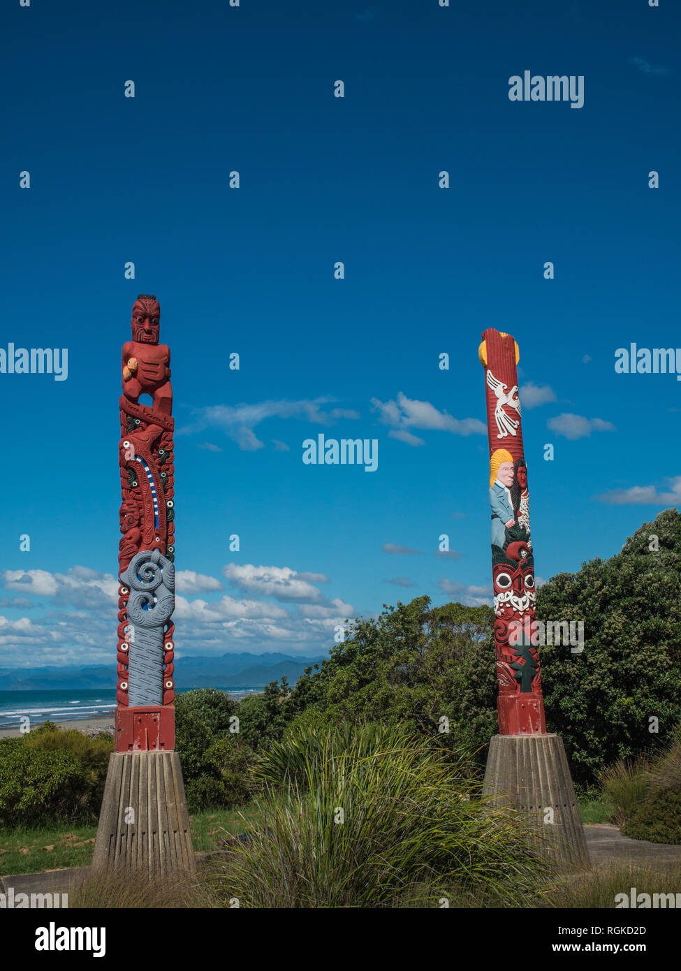 Te Ara Ki Te Rawhiti, Maori pou whenua carved poles, Waiotahi Beach,  Opotiki, Bay of Plenty, New Zealand. Stock Photo