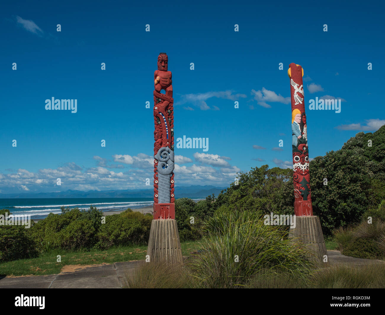 Te Ara Ki Te Rawhiti, Maori pou whenua carved poles, Waiotahi Beach,  Opotiki, Bay of Plenty, New Zealand. Stock Photo
