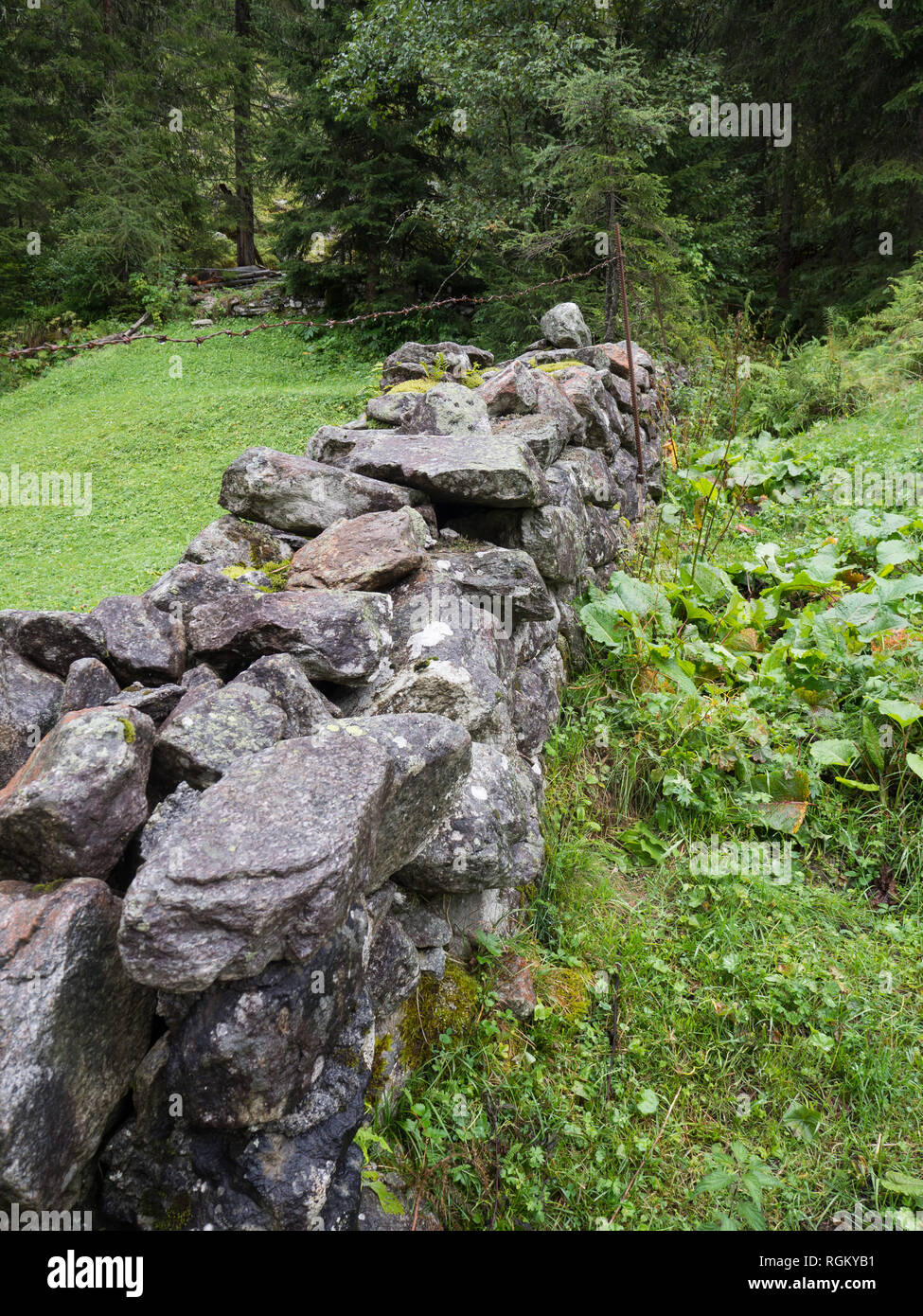 Stone fence hi-res stock photography and images - Alamy