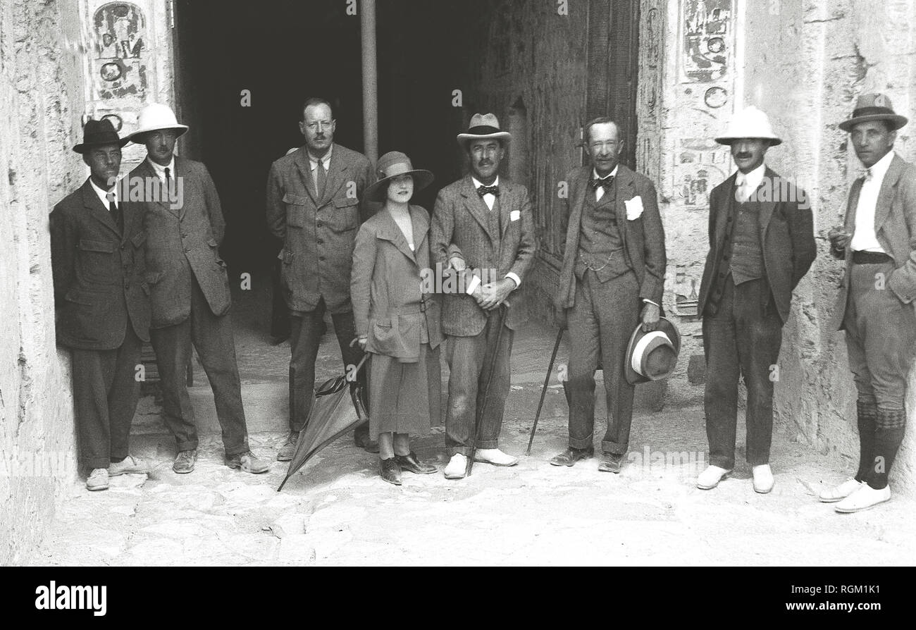 Howard Carter who discovered Tutankhamun's Tomb in the Valley of the Kings, Luxor, Egypt. November 1922. Lord Carnarvon and his party, ( L-R ) Mr Luce, Hon R Bethall, Mr Callender, Lady Evelyn Herbert, Howard Carter, Lord Carnarvon, Mr Alfred Lucas, Mr Burton. Scanned from image material in the archives of Press Portrait Service (formerly Press Portrait Bureau) Stock Photo