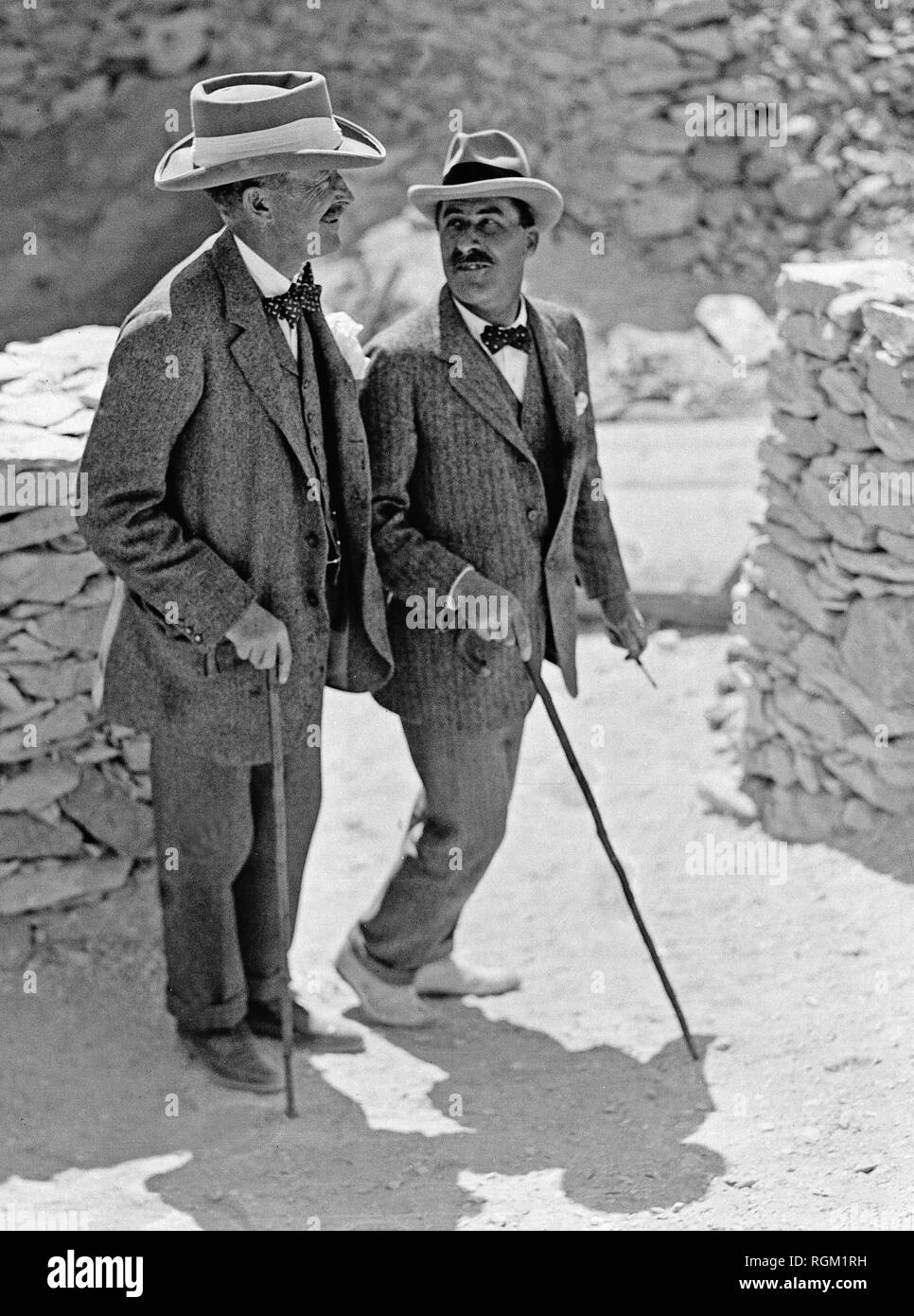 Howard Carter who discovered Tutankhamun's Tomb in the Valley of the Kings, Luxor, Egypt. November 1922. Lord Carnarvon ( left ) talking to Howard Carter in the Valley of the Kings, Luxor, Egypt. Scanned from image material in the archives of Press Portrait Service - (formerly Press Portrait Bureau). Stock Photo