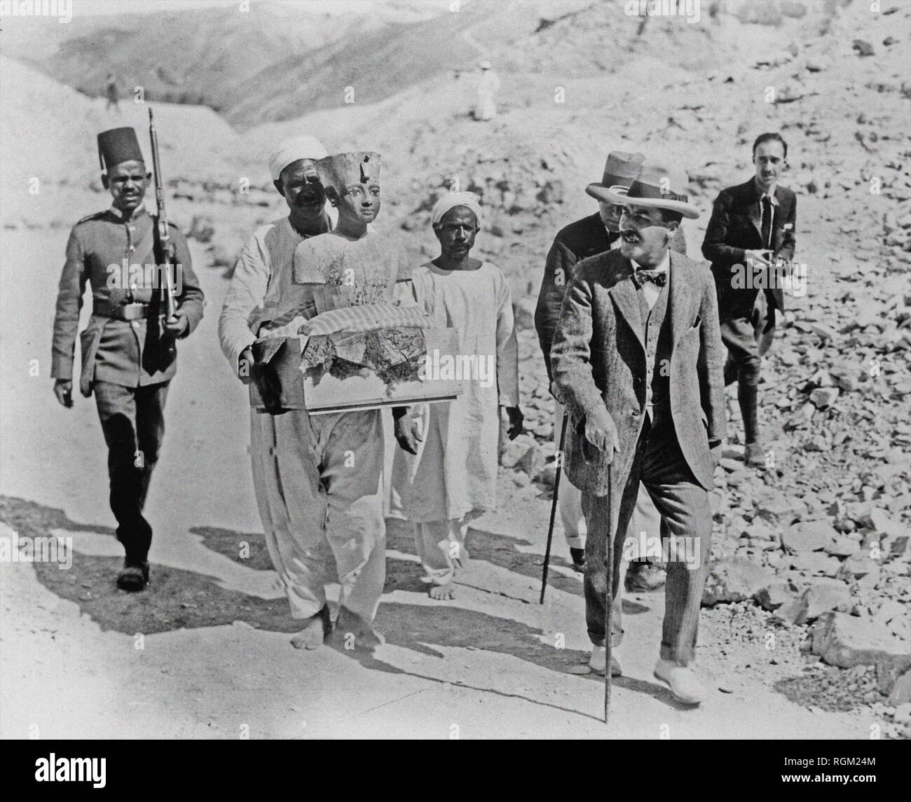 Howard Carter who discovered Tutankhamun's Tomb in the Valley of the Kings Luxor as items from the tomb were removed. Scanned from image material in the archives of Press Portrait Service - (formerly Press Portrait Bureau). Stock Photo