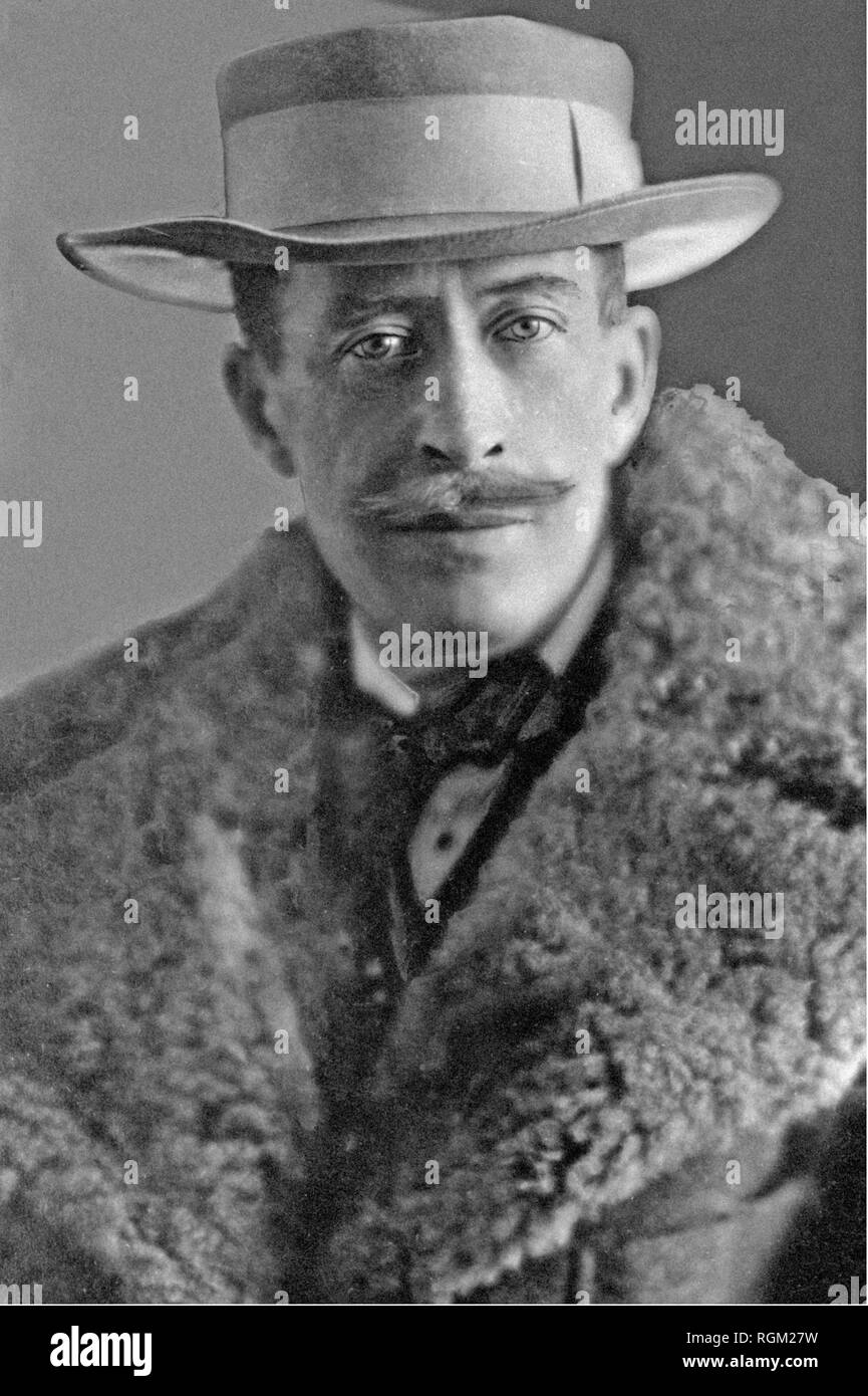 Lord Carnarvon.George Edward Stanhope Molyneux Herbert, 5th Earl of Carnarvon, , styled Lord Porchester until 1890, was an English peer and aristocrat best known as the financial backer of the search for and the excavation of Tutankhamun's tomb in the Valley of the Kings. Scanned from image material in the archives of Press Portrait Service - (formerly Press Portrait Bureau). Stock Photo
