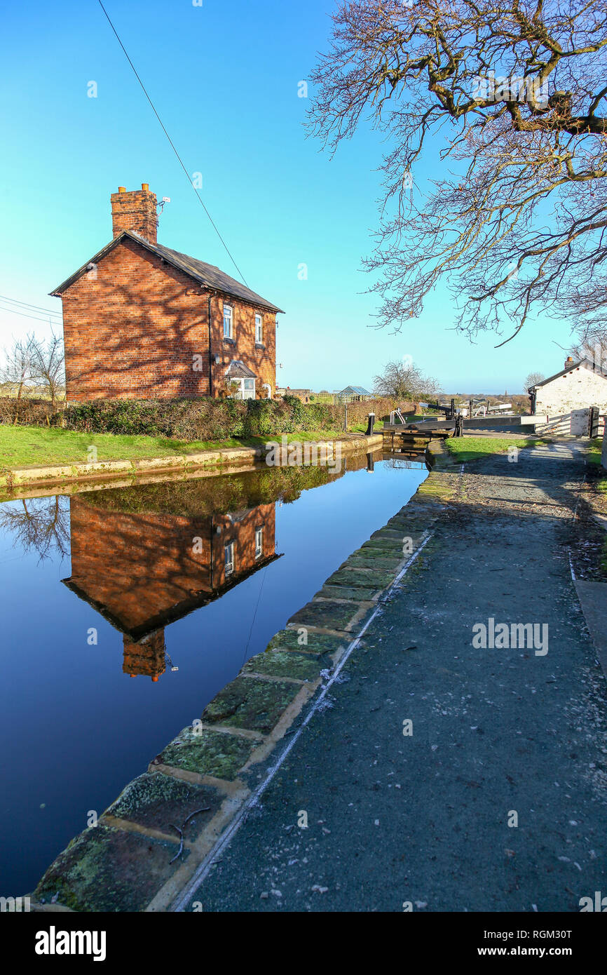 A lock keepers cottage on the Llangollen Canal Cheshire England UK Stock Photo