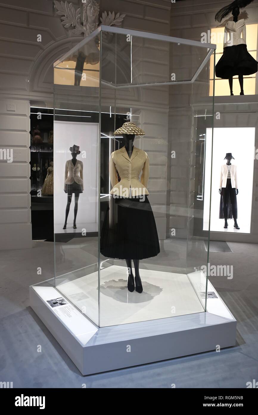 v and a museum dior