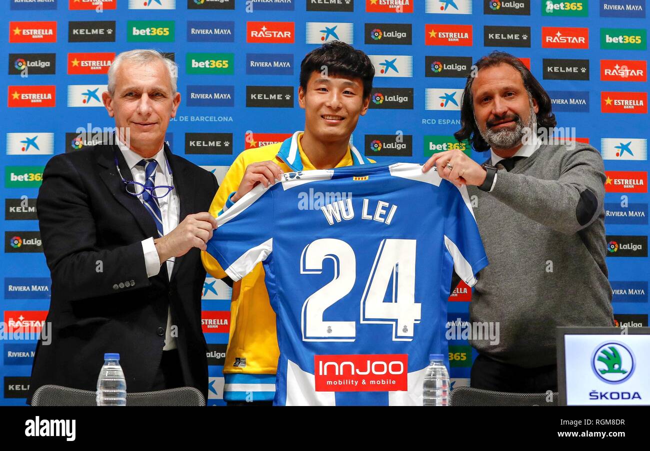 (190130) -- MADRID, Jan. 30, 2019 (Xinhua) -- Wu Lei shows his jersey with Carlos Garcia Pont (L), vice president of Espanyol, and Francisco Joaquin Perez Rufete, sports director of the club, at the press conference held by RCD Espanyol in Barcelona, Spain, Jan. 29, 2019. Spanish Liga Santander club, Espanyol presented the new coming Chinese striker Wu Lei to the fans and press on Tuesday. (Xinhua/Joan Gosa) Stock Photo