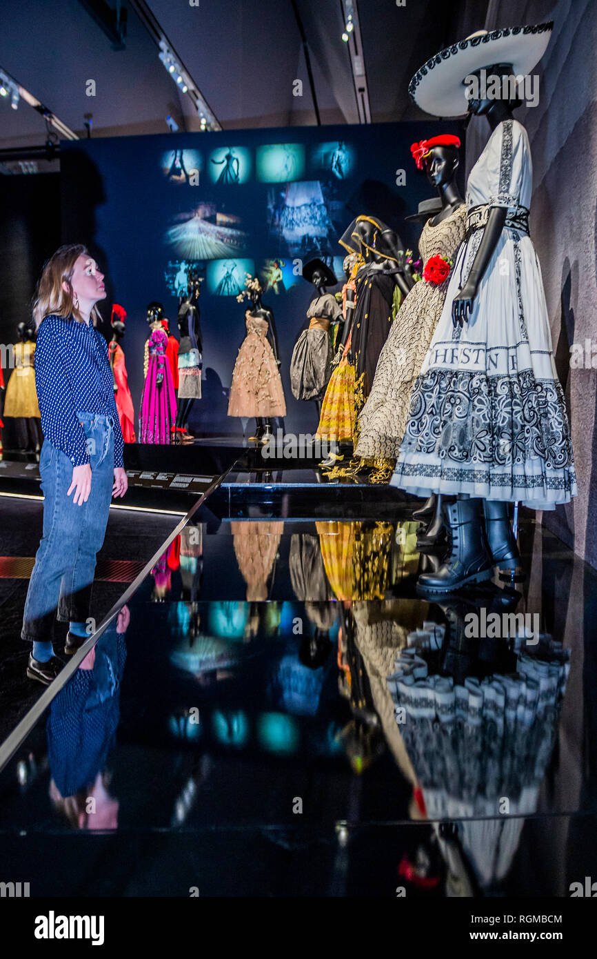 Dior exhibition dates 2019 hot sale