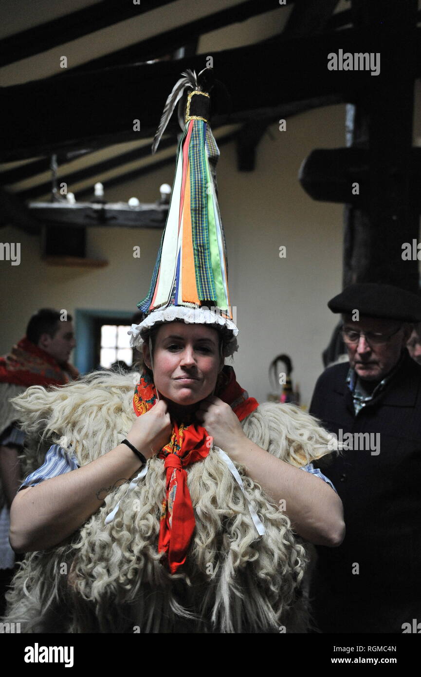 Zubieta, Navarra, Spain. 29th Jan, 2019. A joaldunak woman seen adjusting the ttunturro (conical cap formed by colourful ribbons and vulture feathers) before the parade.The joaldunaks and the arzta stroll through the town of Auritz, in the north of Navarre, during the carnival parade while ringing their bells tied on the waists. Credit: Elsa a bravo/SOPA Images/ZUMA Wire/Alamy Live News Stock Photo