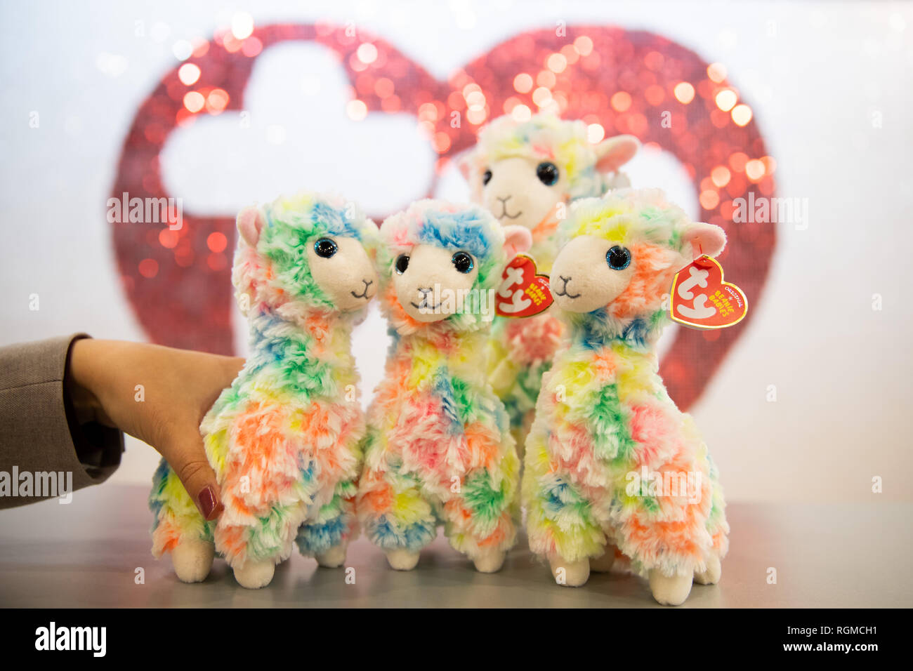 Nurmberg, Germany. 30th Jan, 2019. Alpaca plush toys of the US brand TY will be on display at a stand at the International Toy Fair 2019. The world's largest toy fair will take place this year from 30 January to 3 February 2019. Photo: Daniel Karmann/dpa Credit: dpa picture alliance/Alamy Live News Stock Photo