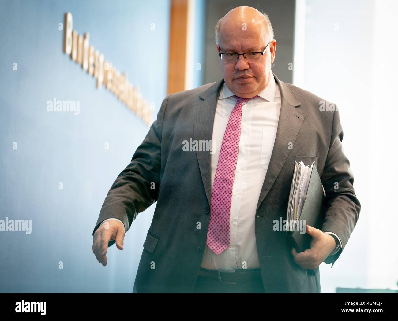 Berlin, Germany. 30th Jan, 2019. Peter Altmaier (CDU), Federal Minister of Economics and Energy, will leave the press conference after presenting the Annual Economic Report 2019 at the Federal Press Conference. Credit: Kay Nietfeld/dpa/Alamy Live News Stock Photo