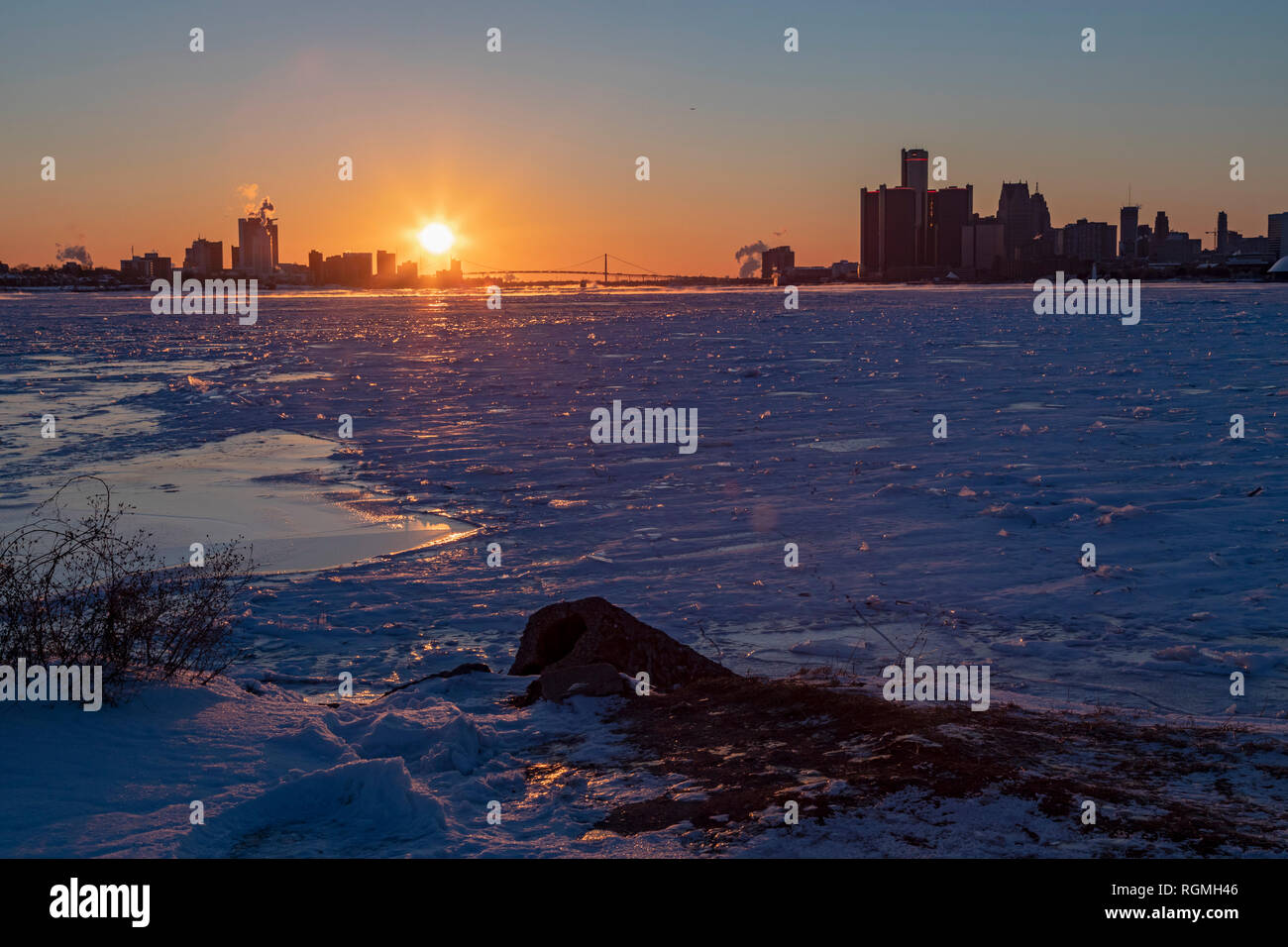 Detroit, Michigan USA - 30 January 2019 - As polar cold air swept the U.S. midwest, a low temperature record was broken in Detroit even before the sun set over the ice-choked Detroit River. At sunset, the temperature was -7F (-22C). The overnight low was expected to reach -16F (-27C). Credit: Jim West/Alamy Live News Stock Photo
