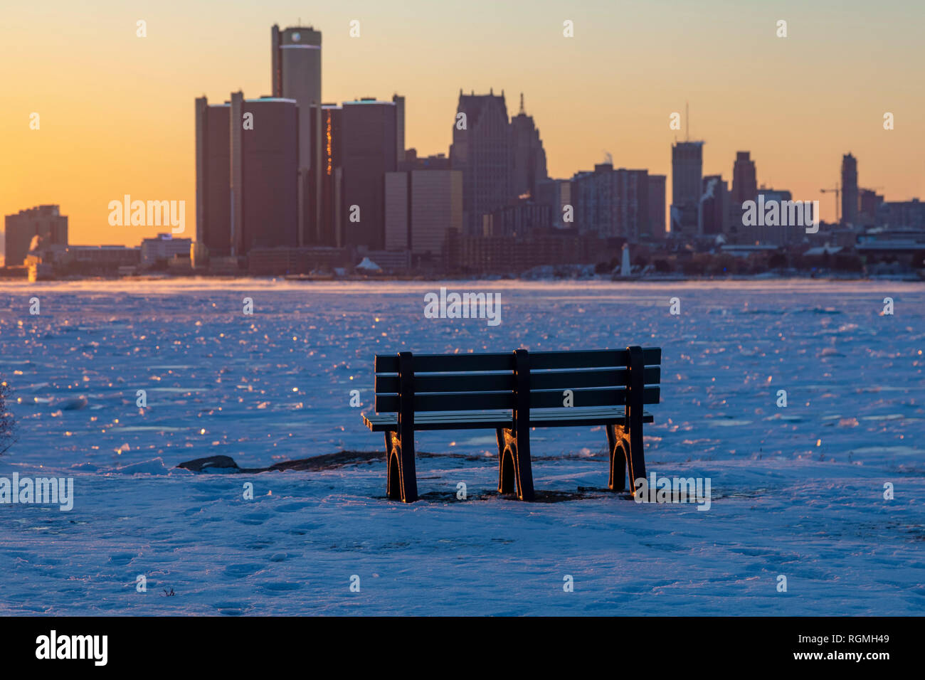 Detroit, Michigan USA - 30 January 2019 - There was little competition for the bench at the tip of Belle Isle overlooking downtown Detroit as polar cold air swept the U.S. midwest. A low temperature record was broken in Detroit even before the sun set over the ice-choked Detroit River. At sunset, the temperature was -7F (-22C)., with a windchill of -30F (-34C). The overnight low was expected to reach -16F (-27C). Credit: Jim West/Alamy Live News Stock Photo