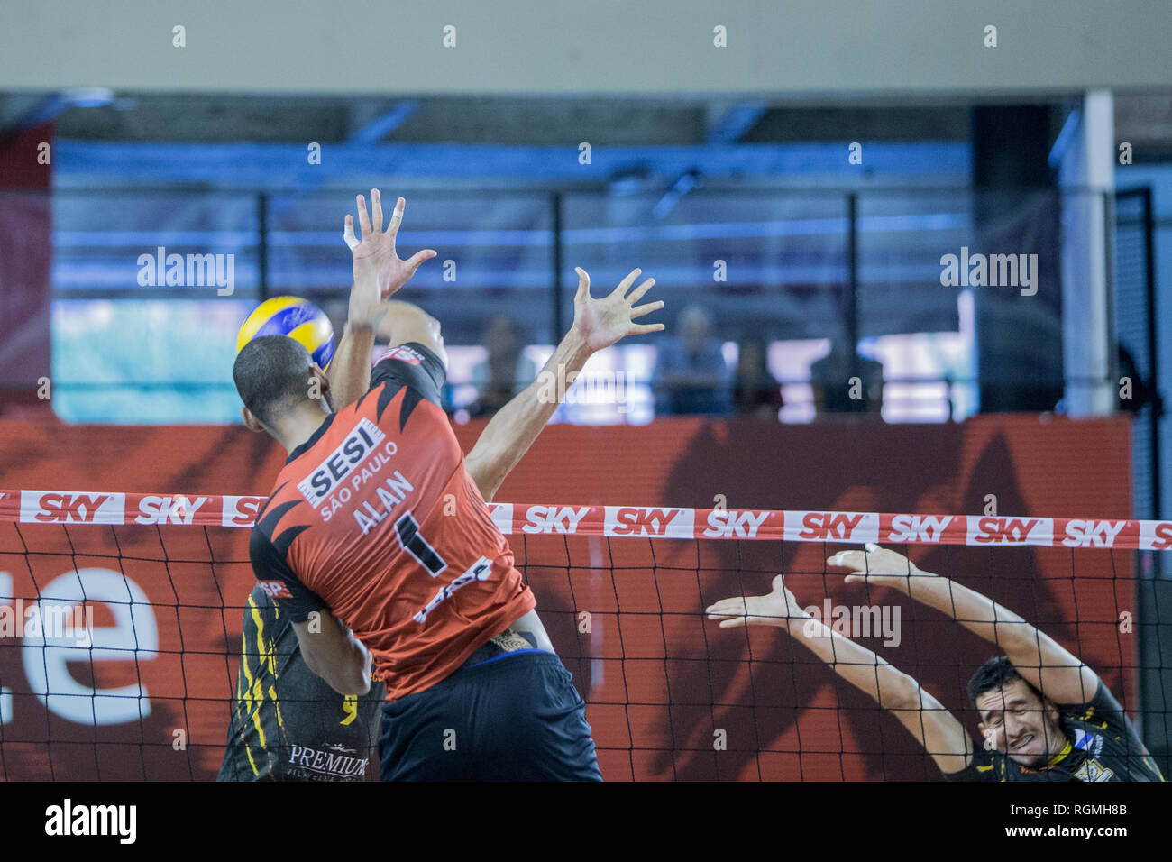 SÃO PAULO, SP - 30.01.2019: SESI VENCE CARAMURU NA SUPERLIGA DE VÔLEI - Sesi beats Caramuru for the Cimed Superleague of Men&#39;s Volleyball, a score of 3 x 0. The match was held in São Paulo, at the home of Sesi, São P, January 30, 2019. (Photo: to: Van Campos/Fotoarena) Stock Photo