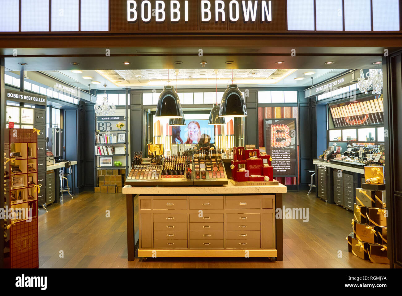 Browns магазин. Бобби Браун магазин фото. Том Браун магазины. Скоро открытие магазин Бобби Браун. Browns Stores.