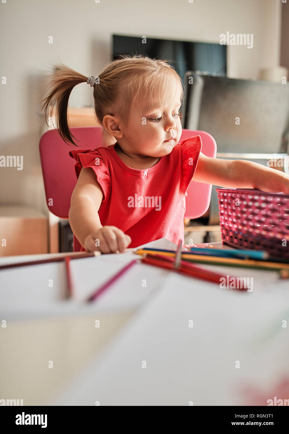 Portrait of little girl drawing with coloured pencils Stock Photo - Alamy