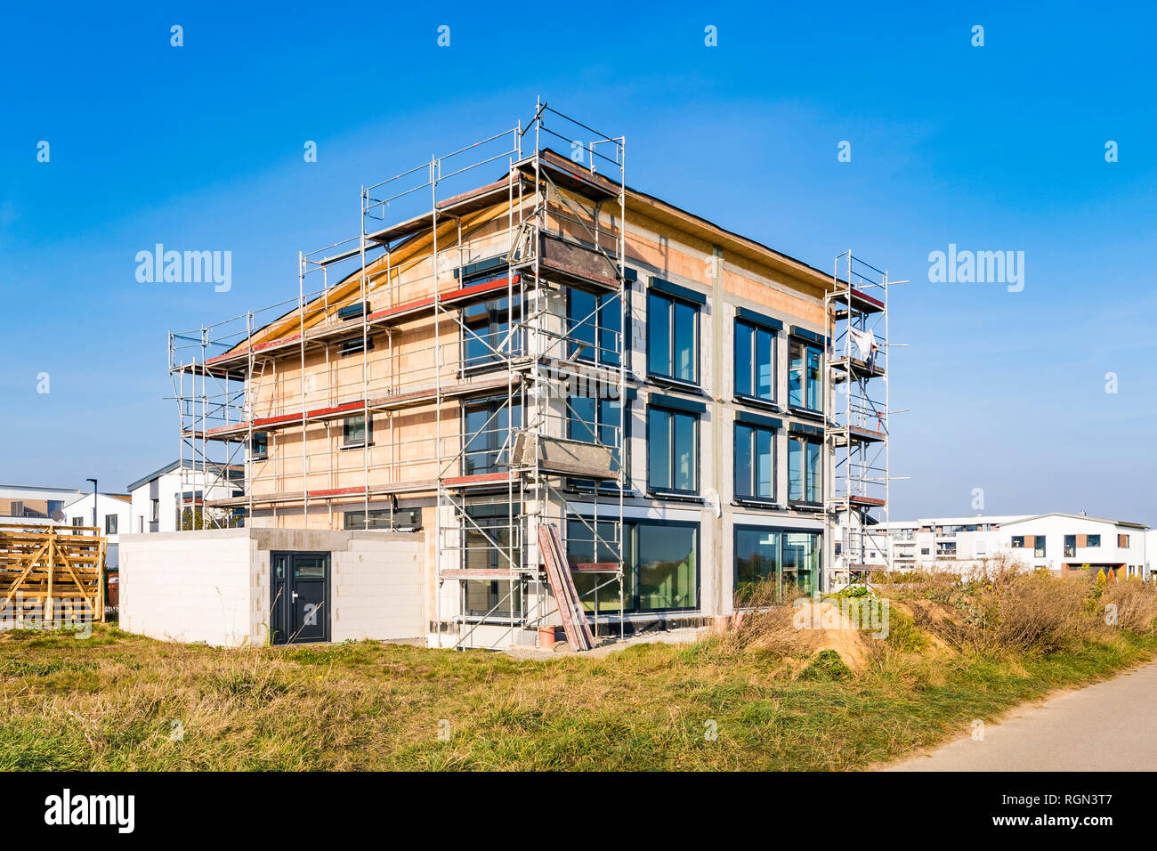 Germany, Baden-Wuerttemberg, Sindelfingen, Darmsheim, development area, modern twin house, building shell Stock Photo