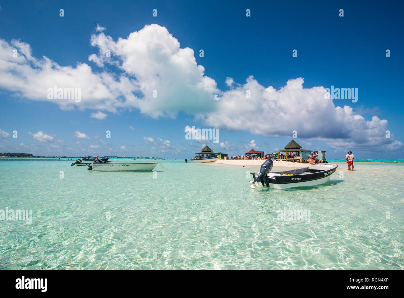 Tourists boats resort el acuario hi-res stock photography and images ...