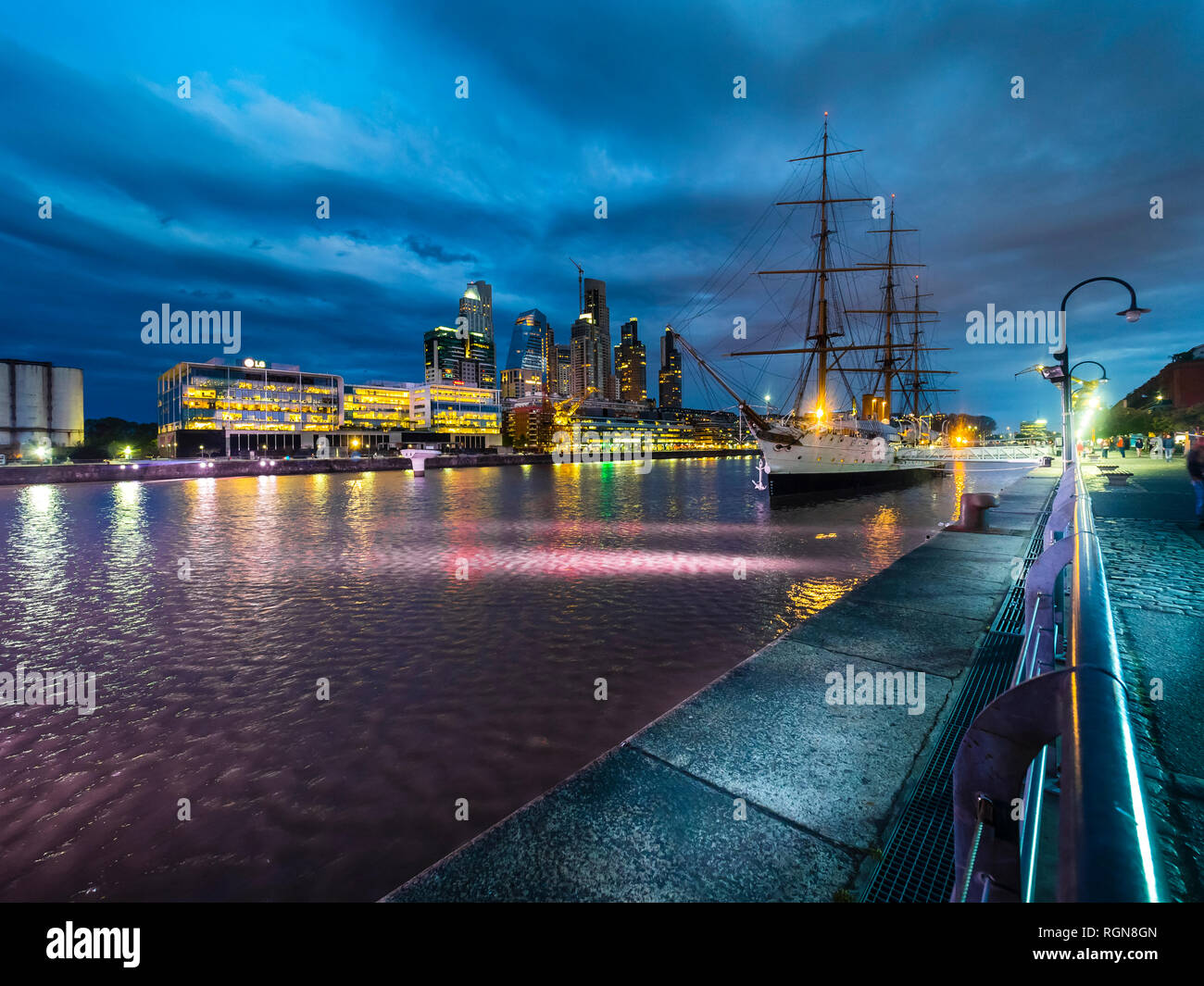 Argentinien, Buenos Aires, Puerto Madero, Dock Süd mit Fregatte Sarmiento Stock Photo